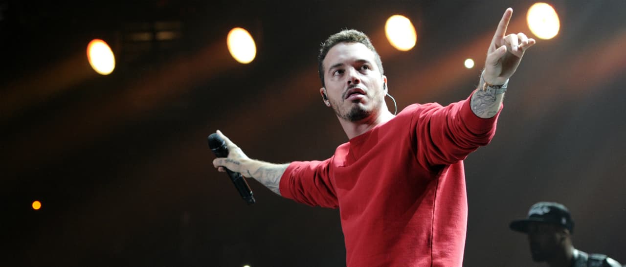 J Balvin es víctima... ¡de una vaca!