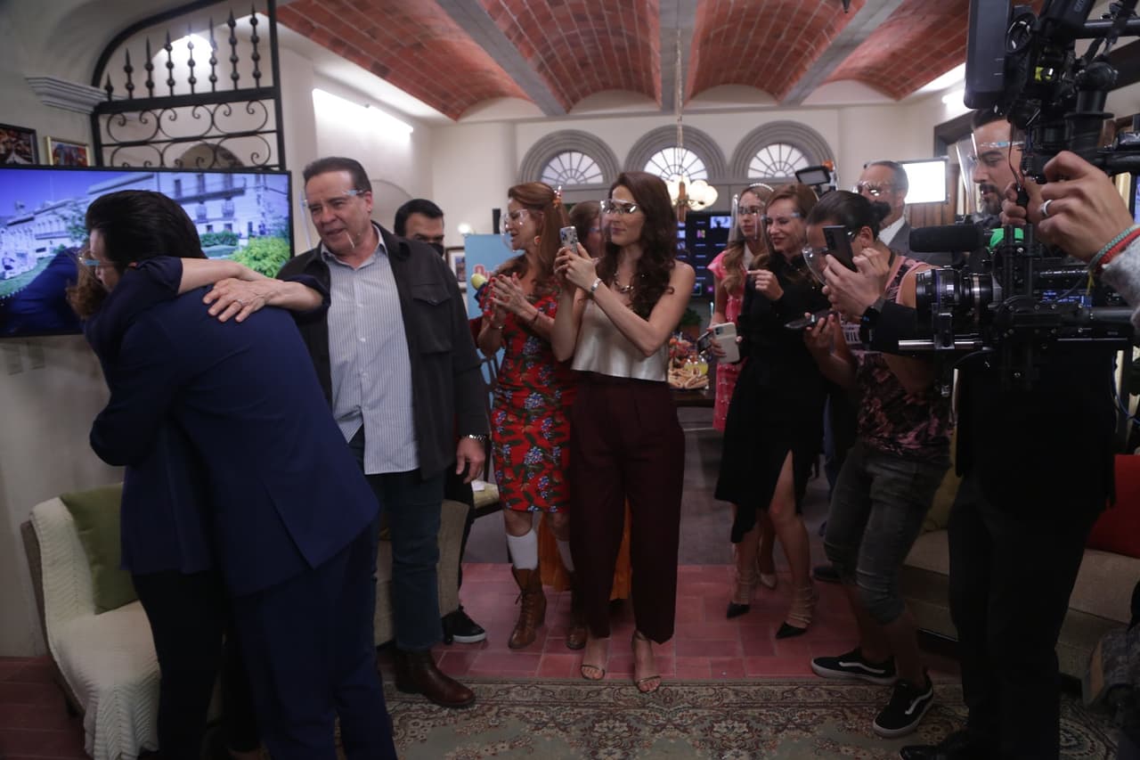 Ante la sorpresa de todo el elenco, cada integrante le dio la bienvenida a la estrella de televisión.