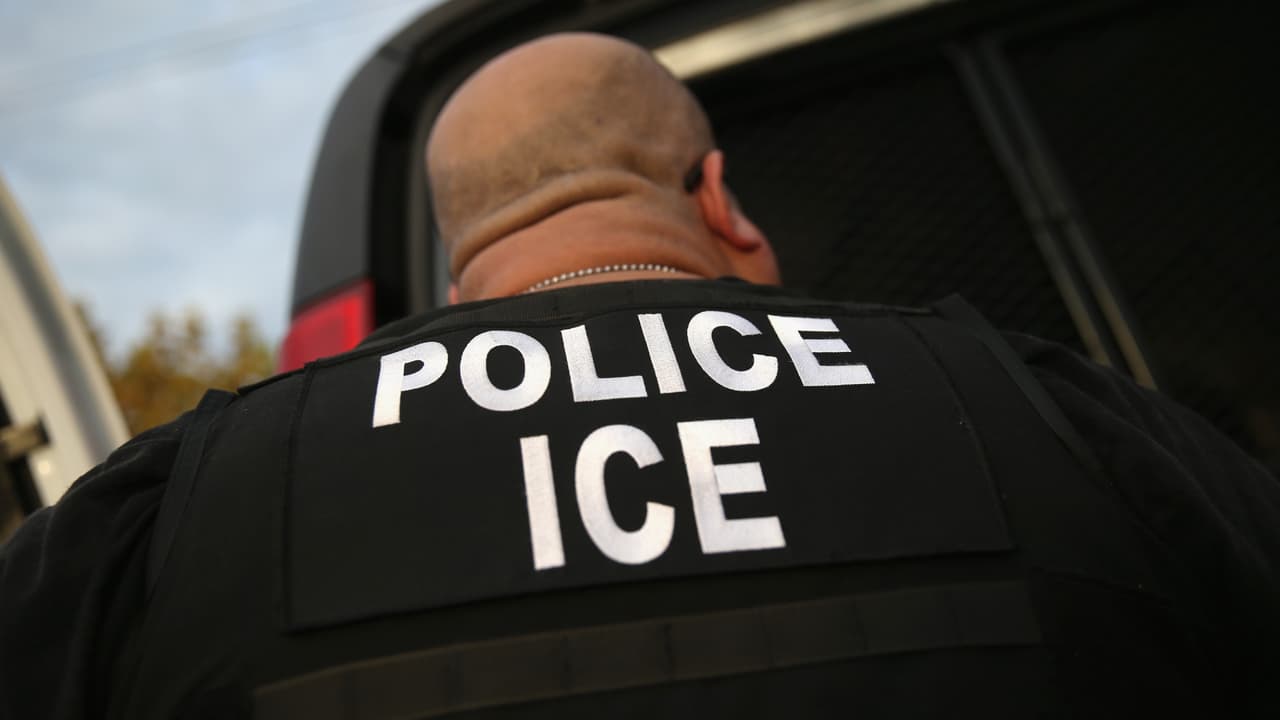 Comisión de Miami aprueba polémica propuesta que permite a la policía colaborar con ICE