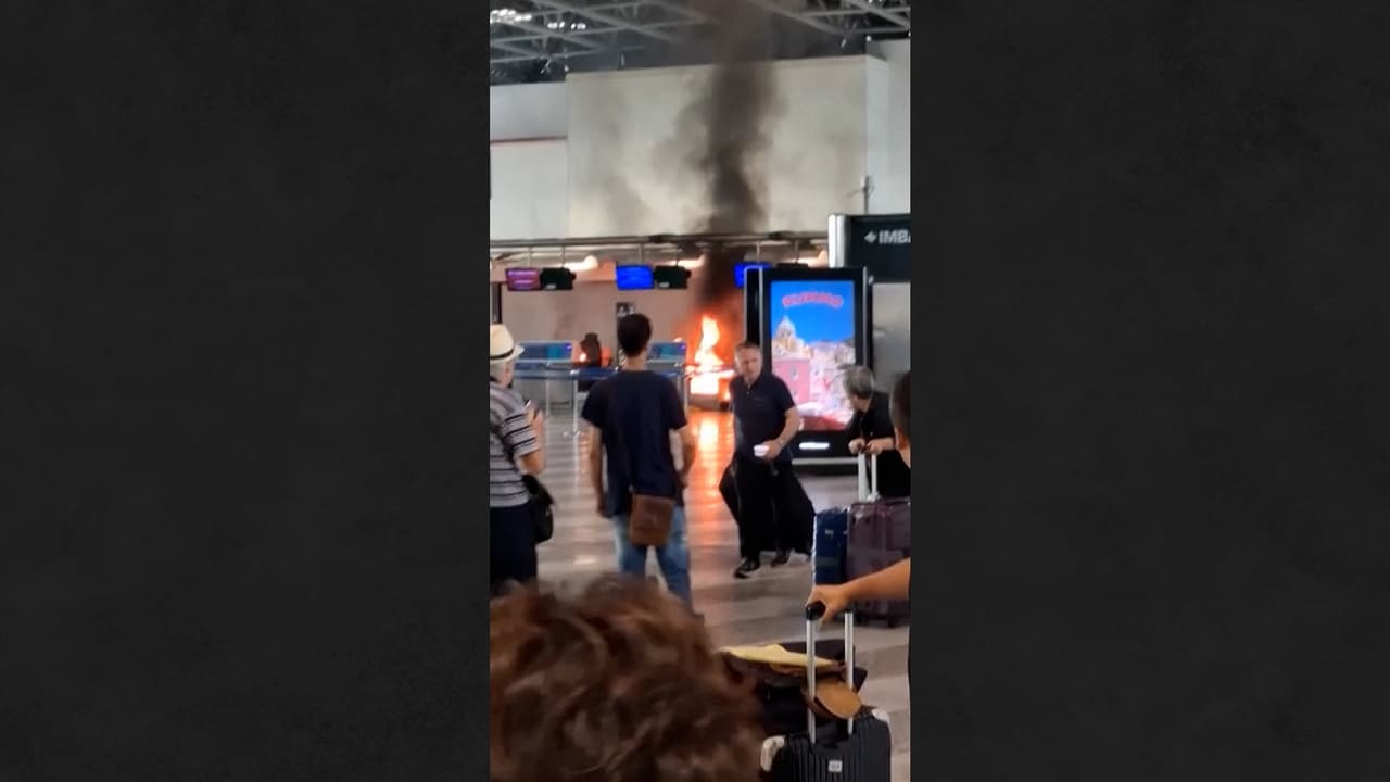 Pasajeros huyen luego de que un hombre provocara un incendio en el aeropuerto