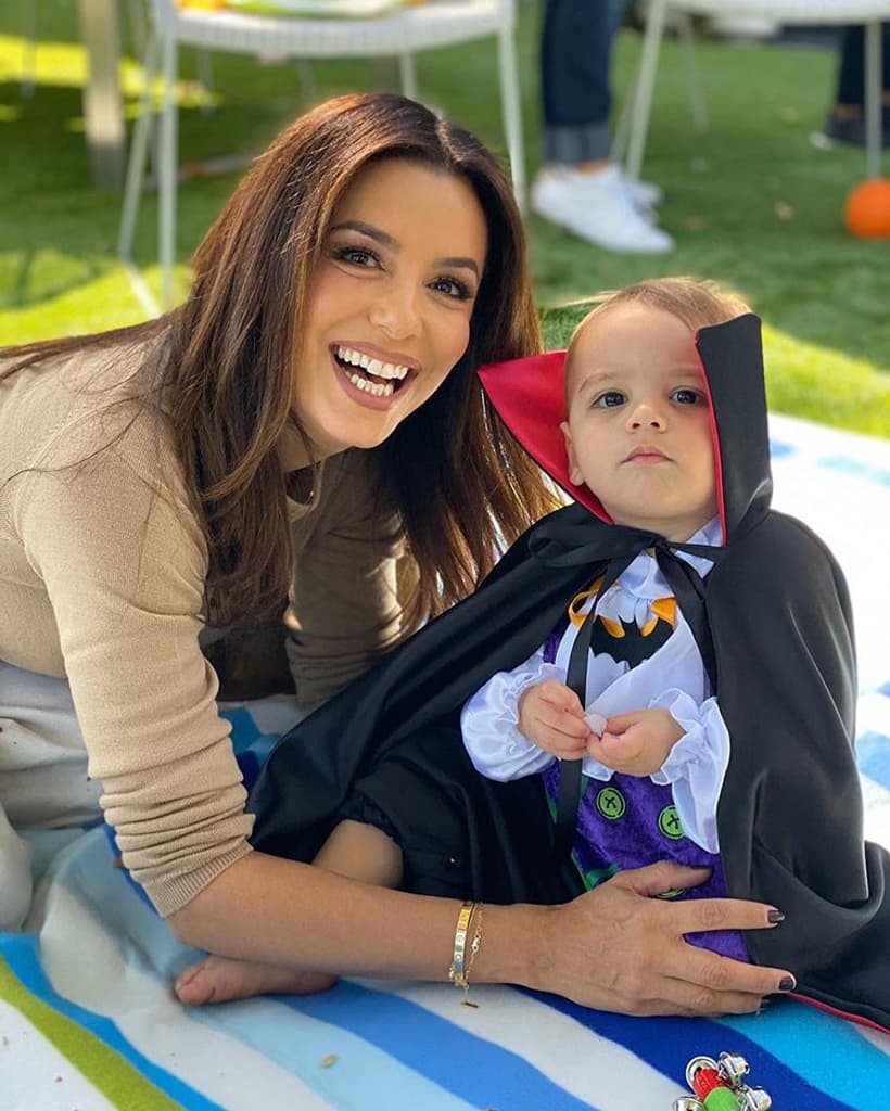 Además de vestirse como murciélago, Santiago, el hijo de Eva Longoria, también se disfrazó de vampiro.