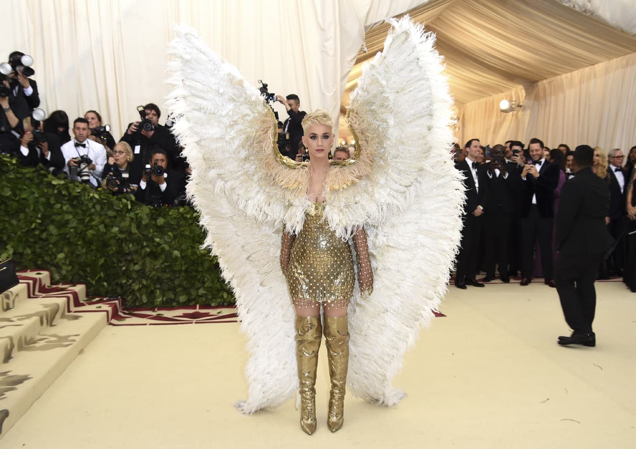 Como un ángel caído del cielo, Katy Perry llegó con prominentes y hermosas alas. Su mini y ajustado vestido es de Versace