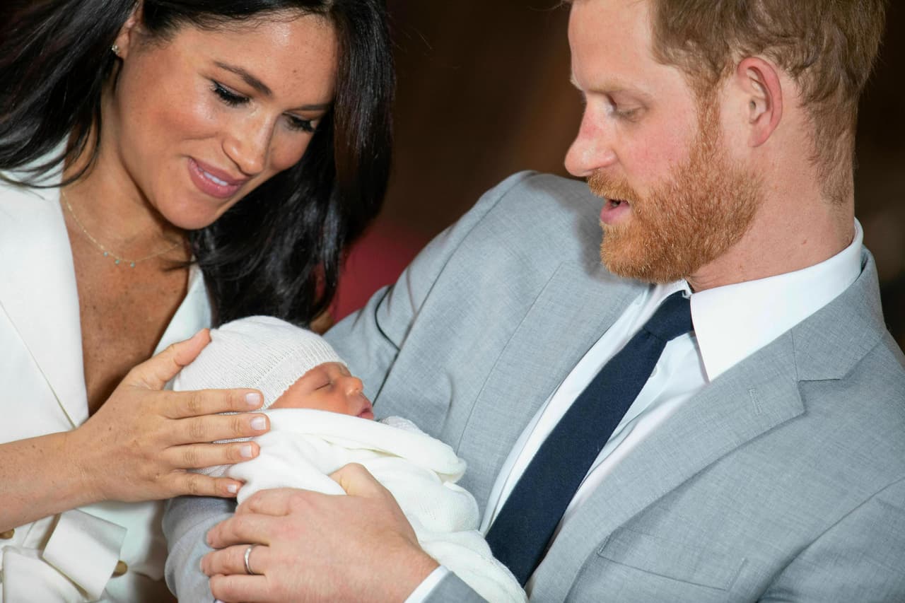 Sin duda el nacimiento del primer hijo del Príncipe Harry y Meghan Markle se convirtió en una celebración mundial. La llegada de Archie, el pasado 6 de mayo, creo mucha expectativa, pues fue presentado en sociedad hasta el 8 de mayo.