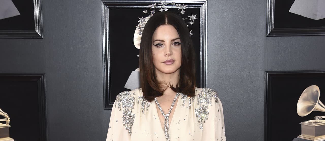 Lana del Rey canta una de sus canciones en un karaoke