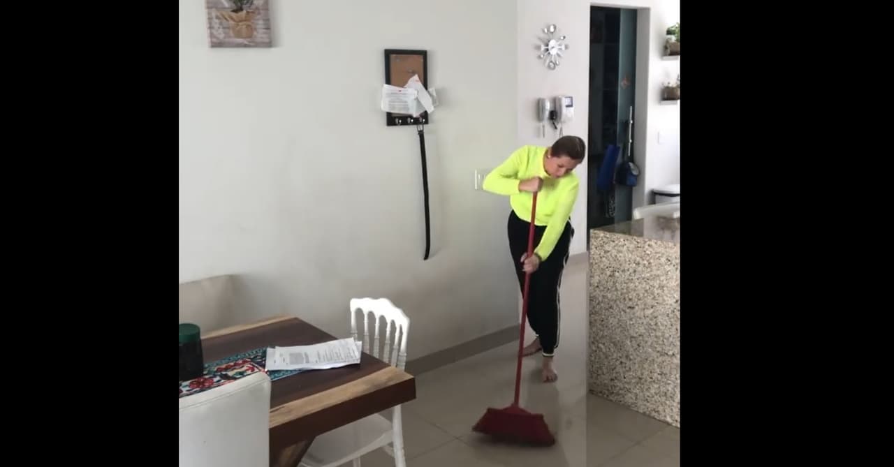 Además, dejó ver que al lado hay una pequeña mesa e incluso en un video ella aparece realizando las labores del hogar.
