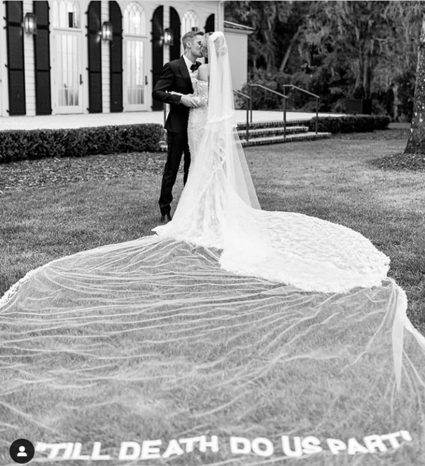 El pasado 30 de septiembre, Hailey Baldwin y Justin Bieber se casaron por la iglesia en un lujoso resort de Carolina del Sur, frente a 150 invitados. El vestido de novia fue diseñado por Virgil Abloh, además de contar con un gran velo, mientras que el cantante portó un traje negro de Celine.