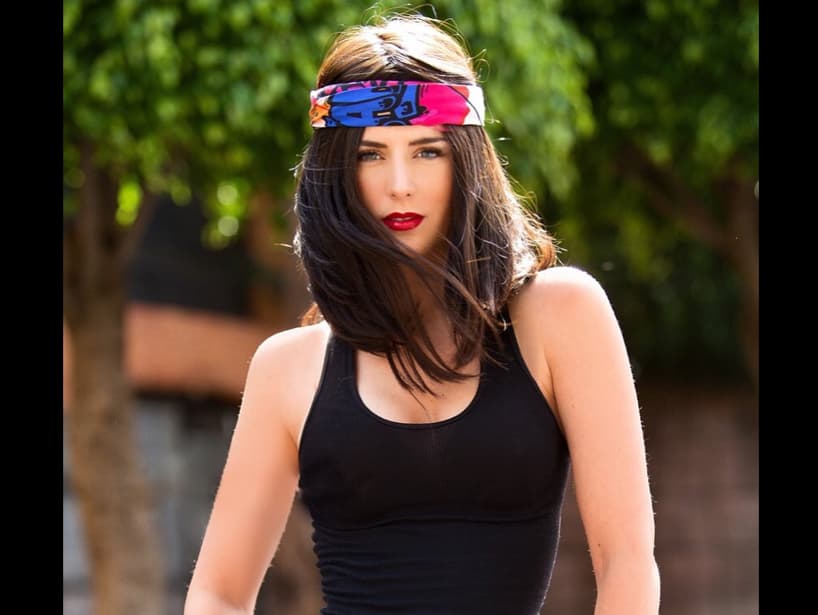 De acuerdo con la revista Clase, la modelo tiene una colección de pelucas que usa constantemente para cambiar de look, por ello en la cuenta de Instagram de Pelucas Mazali no dudó en compartir las imágenes de Tania usando alguno de sus productos. “Las uso casi a diario y me encantan, unos días rubias, otros negro, otros castaño, unos días corto, otros largo”, escribió en una de sus historias de Instagram en junio pasado.
