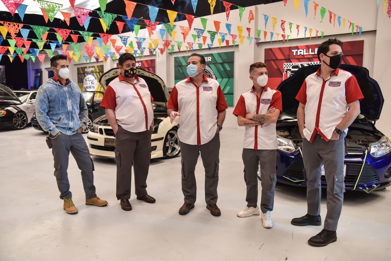Durante los ensayos, el elenco utiliza sus cubre bocas como medida de prevención ante el covd-19.