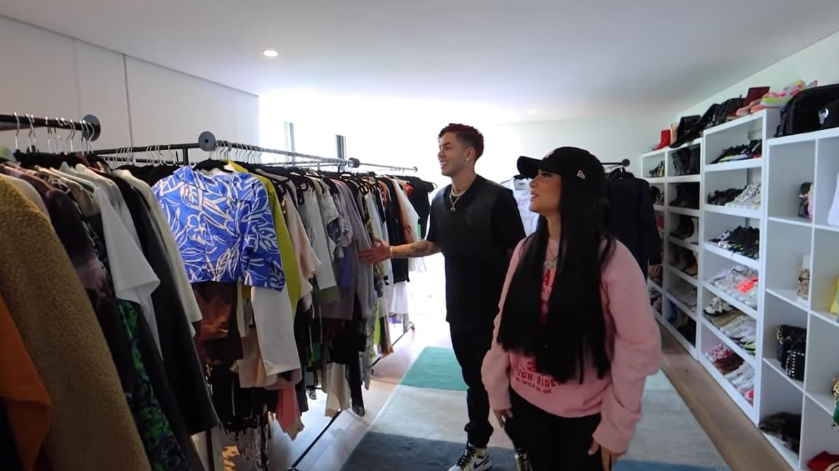 El segundo clóset de Kimberly Loaiza y JD Pantoja está en el segundo piso de la espectacular casa y ahí se encuentran alojadas prendas de diseñadores y costosas colecciones de los influencers.