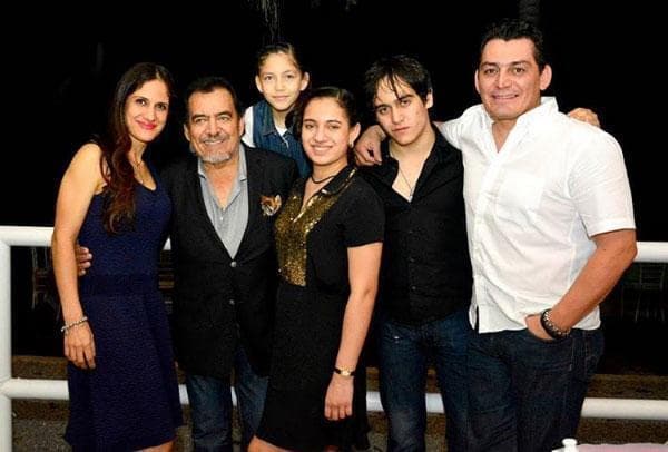 Joan Sebastian junto a todos sus hijos