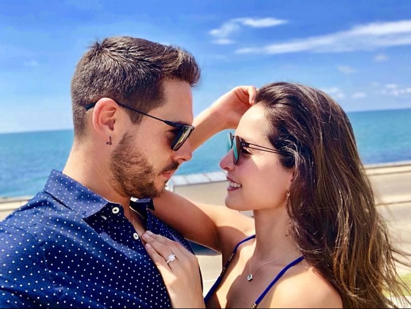 La propuesta de matrimonio ocurrió cuando Sebastián participaba en un reality show, por ello en una llamada telefónica le pidió que fuera su esposa. “Sin duda alguna fue una llamada sorpresiva e inesperada de principio a fin. Hacia un mes que no nos hablábamos, nos dijimos de todo, pero quiero compartirles a todos ustedes que son parte importante de nuestras vidas, que estoy muy feliz y emocionada”, declaró Villalobos en sus redes sociales.