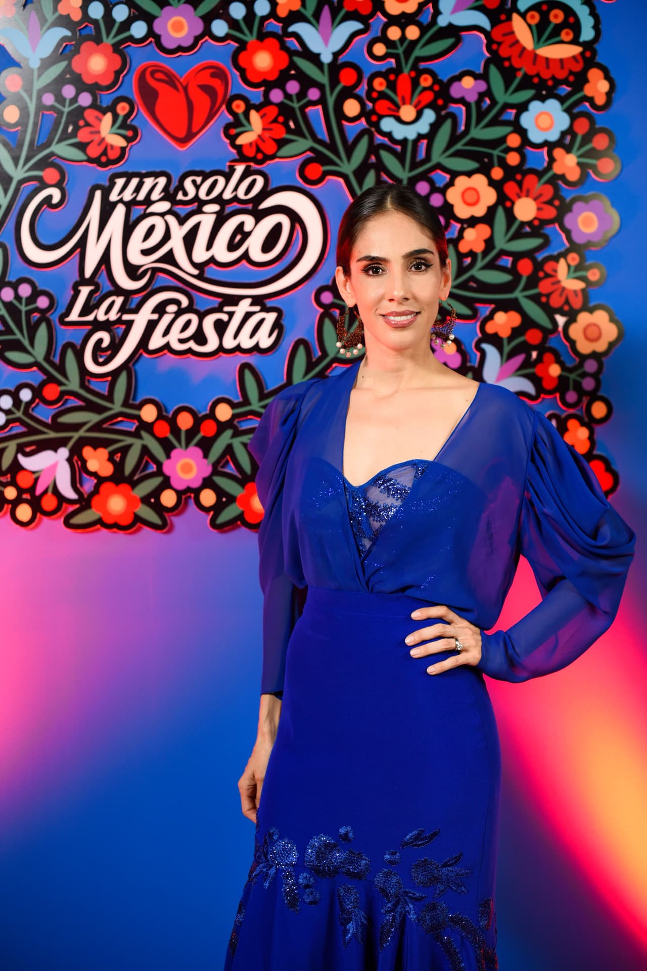 Sandra Echeverría se presentó cantando temas rancheros. "Desde siempre he oído ranchero, me sé las de Juan Gabriel, Lola Beltrán, Aida Cuevas. El género me gusta desde muy chica", dijo a Las Estrellas.