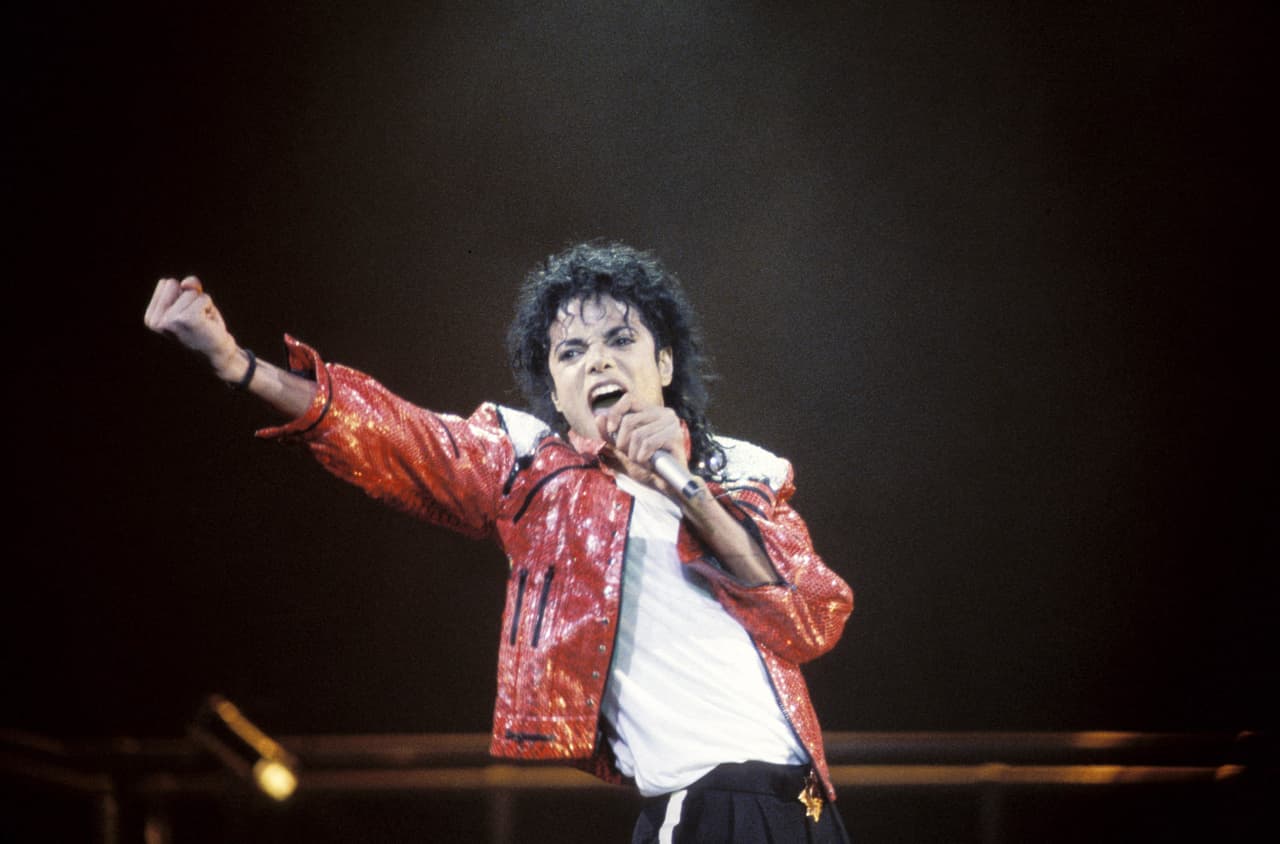 Desde niño, Michael Jackson estuvo rodeado de polémica. Fue la estrella de pop más grande del mundo y eso provocó que viviera bajo el ojo público. Fue acusado en diversas ocasiones de abuso sexual infantil. Murió por intoxicación de medicamentos el 25 de junio de 2009, después de sufrir un paro cardíaco. El servicio forense de Los Ángeles dictaminó que su muerte era un homicidio, y su médico personal, Conrad Murray, fue declarado culpable de homicidio involuntario. Sin embargo, algunas personas creen que fingió su muerte para escapar de la presión social que le trajo la fama y las acusaciones en su contra.