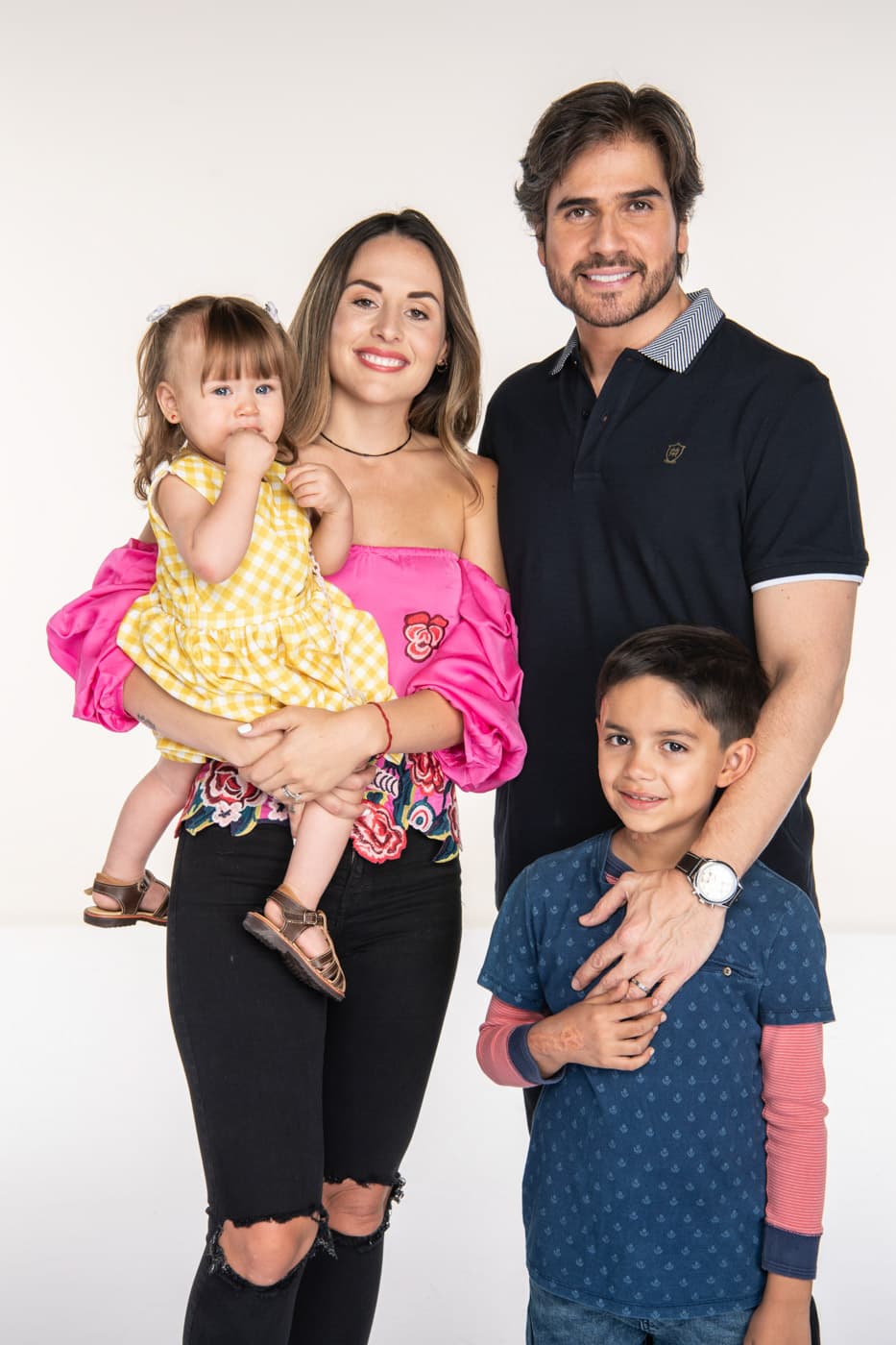 ‘Mi marido tiene más familia’ se estrenó en 2018 luego del rotundo éxito que tuvo la primera temporada. En esta entrega, Zuria Vega y Daniel Arenas formaron una familia al lado de ‘Blanquita’ y ‘David’, sus hijos en la ficción, quienes ahora tiene tres y nueve años respectivamente.