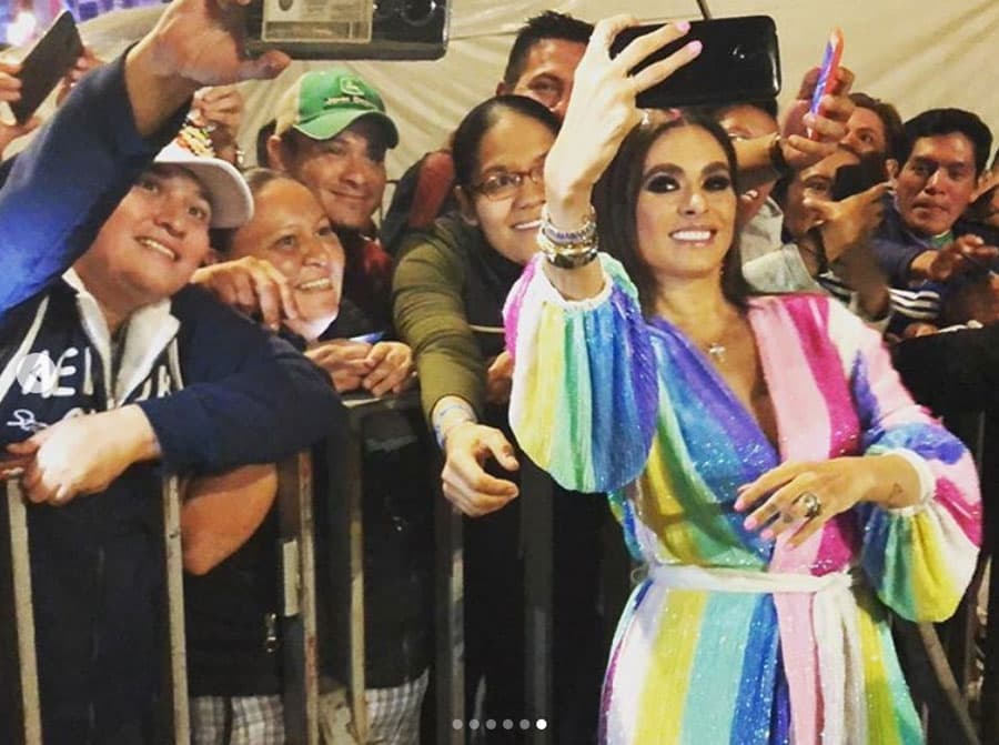“Yo siempre me he rodeado de gente de la comunidad gay, tengo amigos que forman parte y los apoyo desde hace años. El talento viene en las venas, hasta mi compadre es parte de la comunidad y no me espanto”, compartió Galilea a El Universal.
