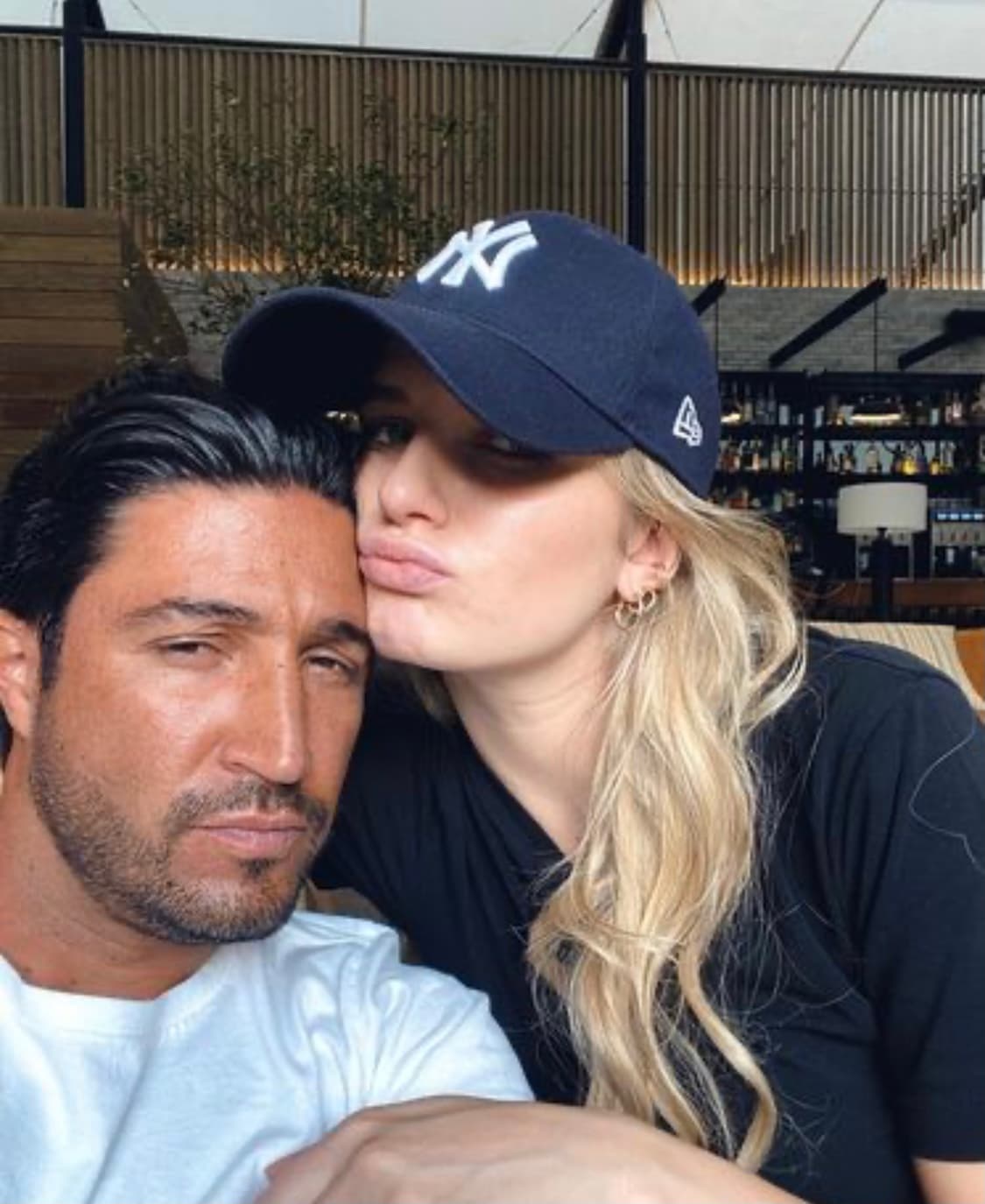 En esta red social se pueden ver diversas imágenes junto a su pareja en la vida real, el empresario Alejandro Esparza.