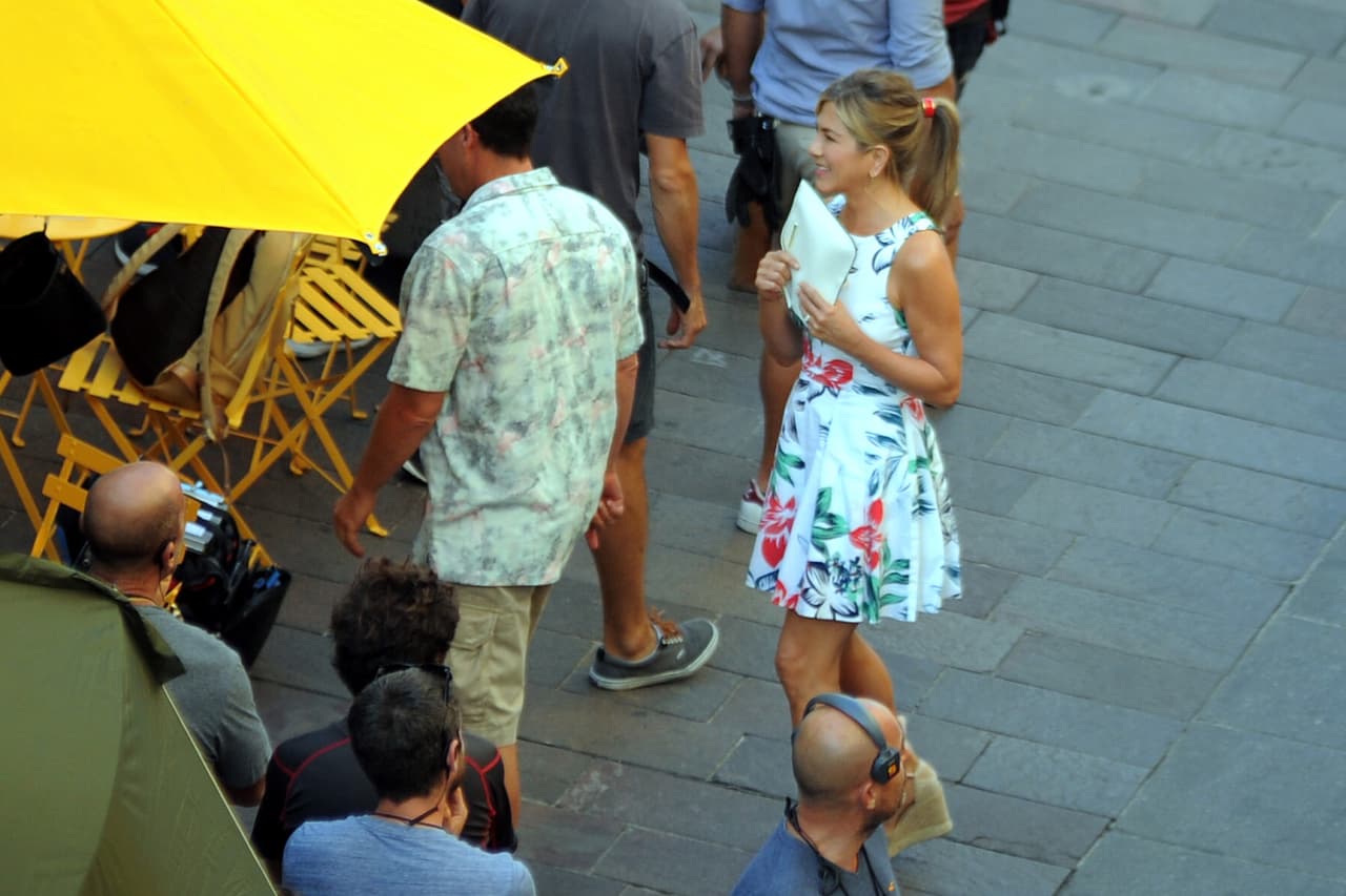 Jennifer luce un adorable vestido con estampado de flores
