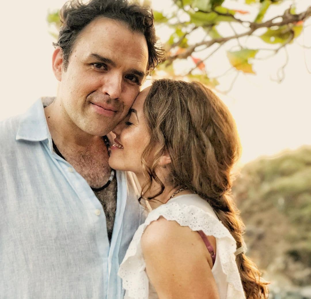 Como pocas veces, novio de Bárbara Mori comparte fotografías besando a la actriz