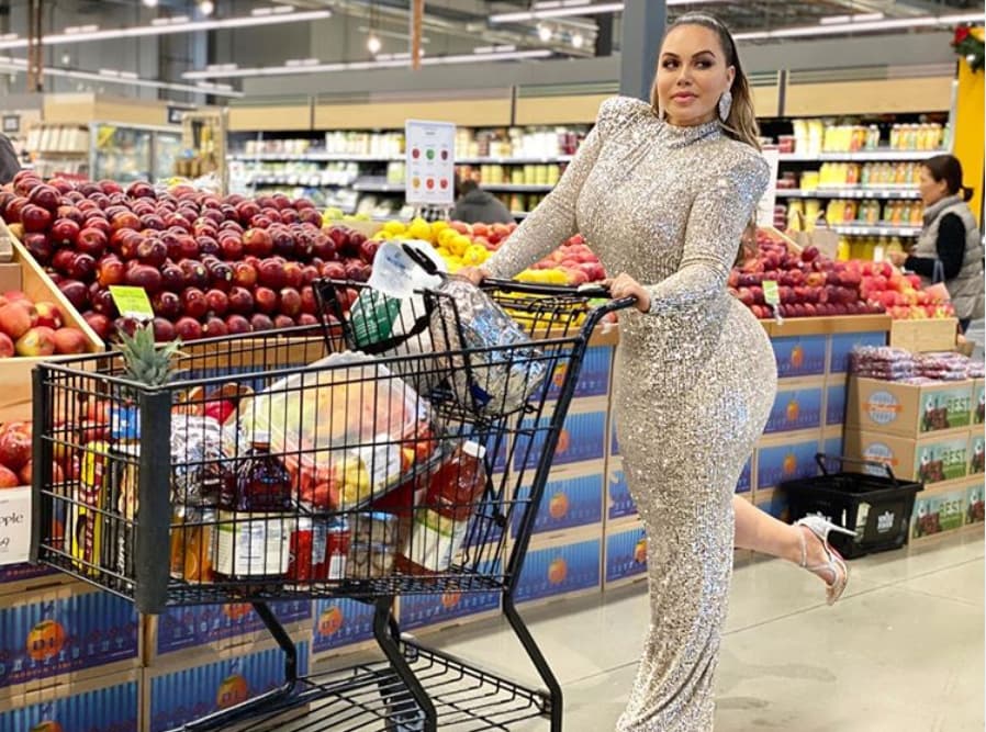 “¡Aquí casual haciendo mis compras para la cena de mañana! Feliz #GlamsGiving #EnChiquis #EstiloChiquis”, escribió la primogénita de la fallecida Jenni Rivera en su publicación, la cual de inmediato se convirtió en tendencia en la red con diversos memes, por ello la cantante se lo tomó con humor y lanzó un concurso.