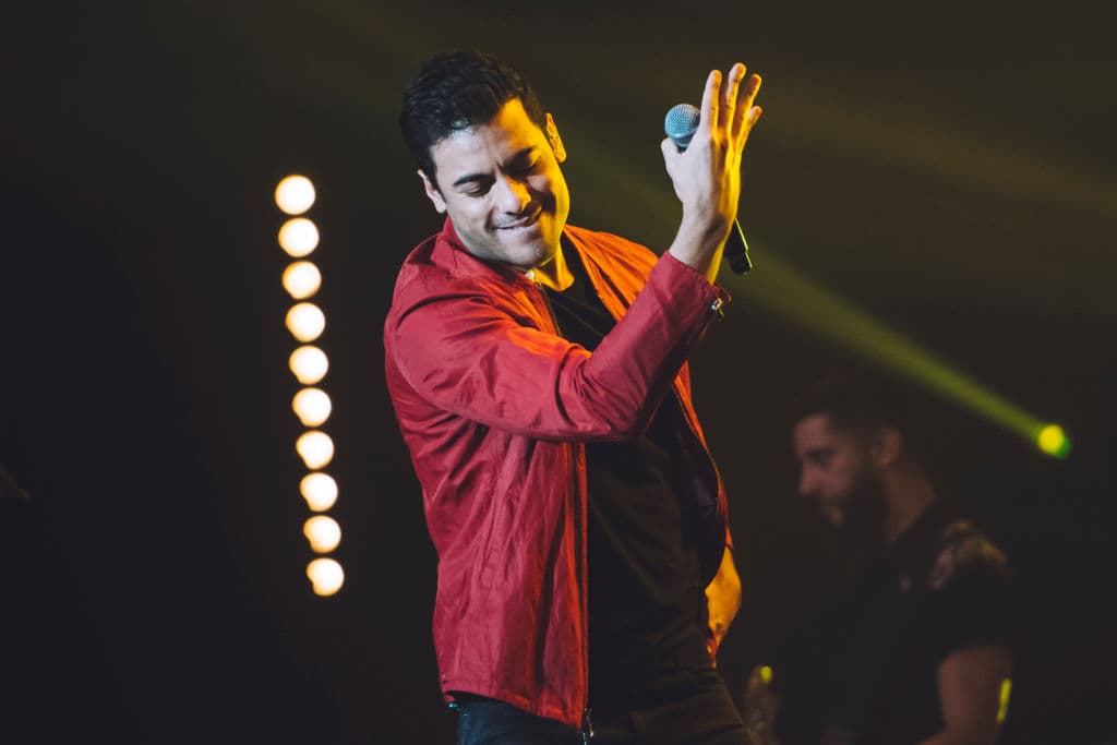 Carlos Rivera muestra como nunca su abdominales de acero y su novia comenta: “¡Dios Mío!”