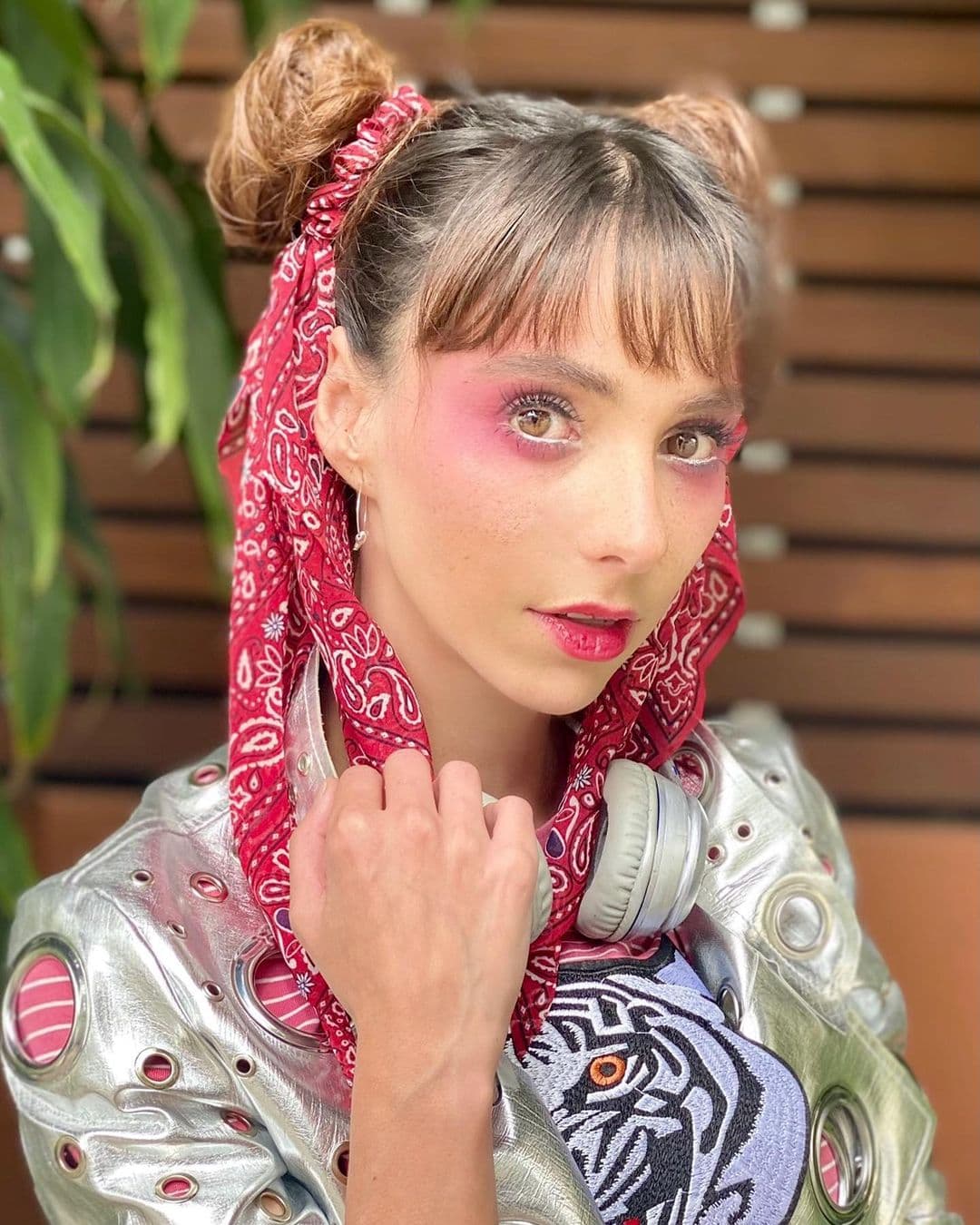 En otro de los episodios, Natalia lució totalmente diferente al usar dos chongos y al usar los tonos y la ropa al estilo de Elefante.