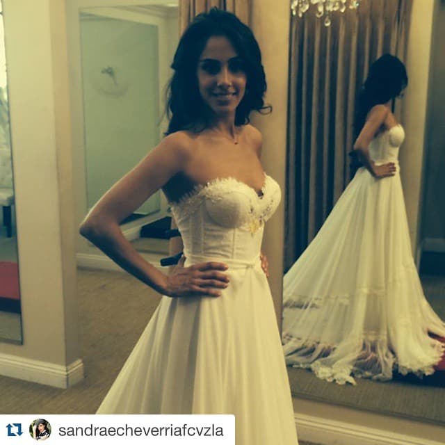 Sandra lució redes sociales sus pruebas de vestido de novia, la emoción la vivía a flor de piel. "Me invitó a salir de una forma tan linda y conservadora. Me llevaba a cenar, abría la puerta. Es un caballero", confesó a "¡HOLA!" en 2015 como el vocalista de Fobia la conquistó.