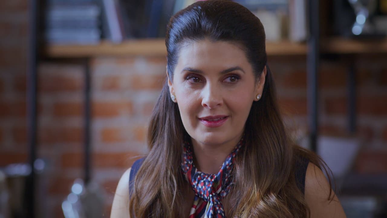 Ella cree que la edad es un obstáculo para ser felices, pero él descarta la idea y le pide dejarse llevar.