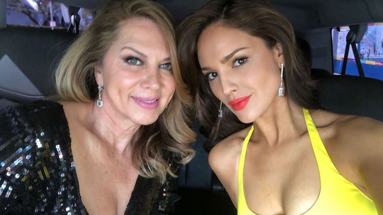 Madre de Eiza González posa en bikini a los 66 años