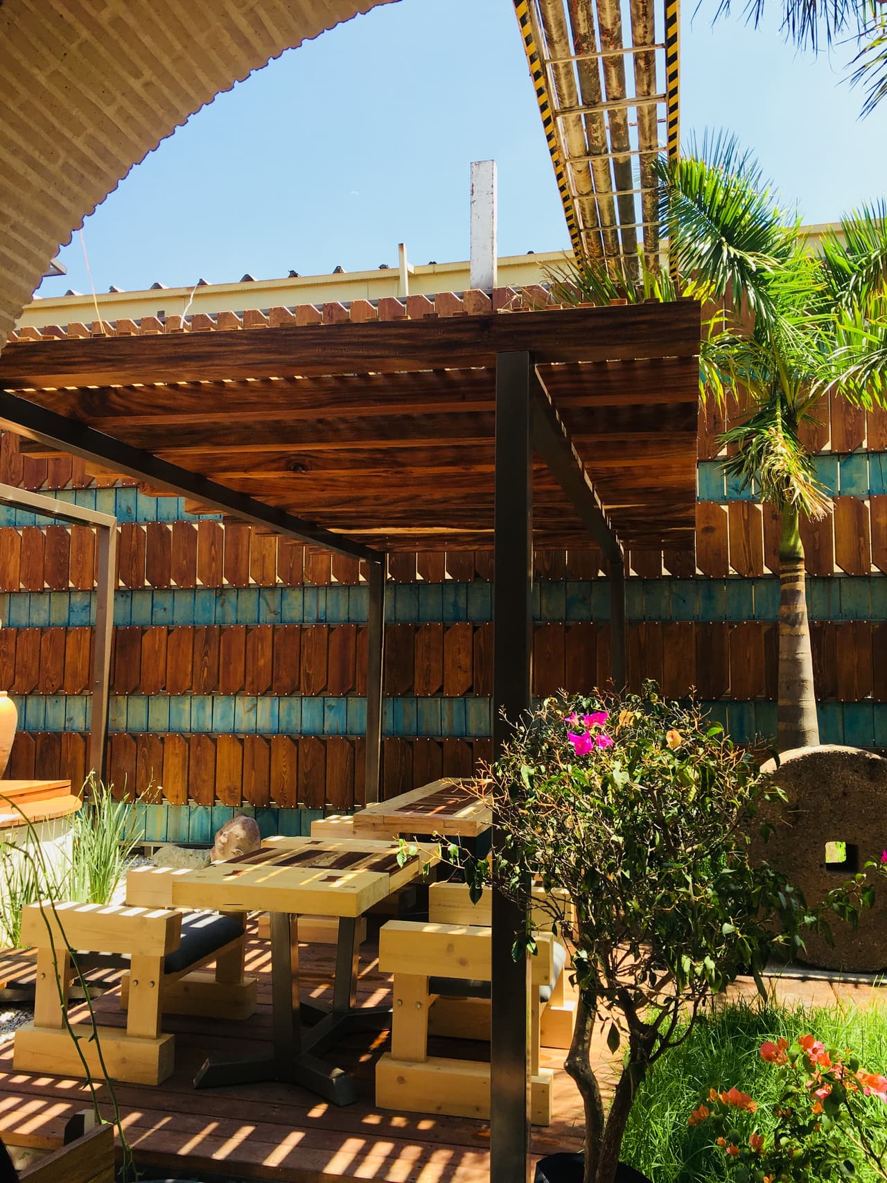Aspectos del 'oasis' en Oaxaca creado por Spiro y Marlet Aguilar