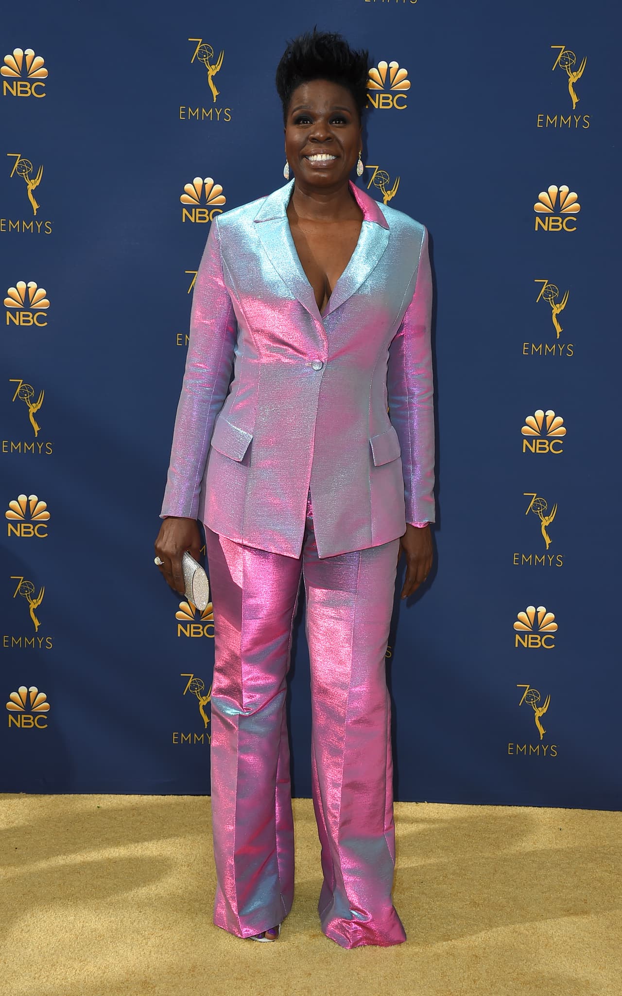 La finalidad de la tendencia es darle un toque futurista a los outfits con un contraste de texturas plastificadas que incluyan detalles metalizados. Mira el look de Leslie Jones!