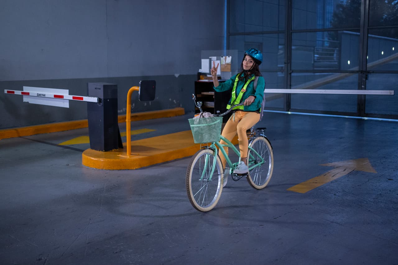 En "Vencer el Pasado", 'Renata' iba muy feliz en su bicicleta rumbo a su casa cuando, a la salida de Biogenelab, se da cuenta que la esperan dos hombres de don Zacarías.