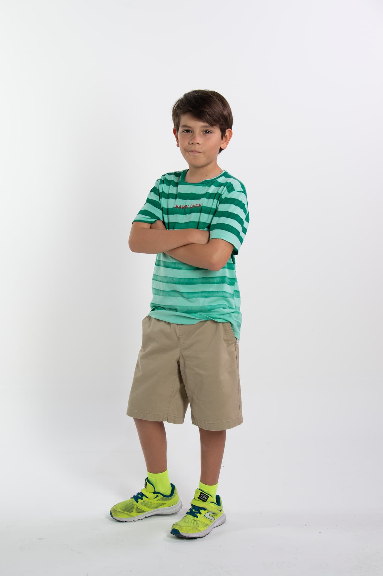 Alexander Tavizón es Max, el travieso hermano menor de Deyanira, quien también llegará a vivir con ella y con Dayana a la mansión Fernández de León para ponerla de cabeza.