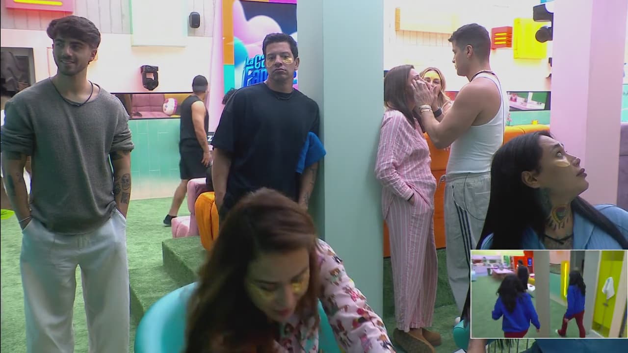 "¿No tienes una pijama que te cierre bien... Quieres provocar a #FedeVigevani?", dice #AldoRendon a #KarinaTorres