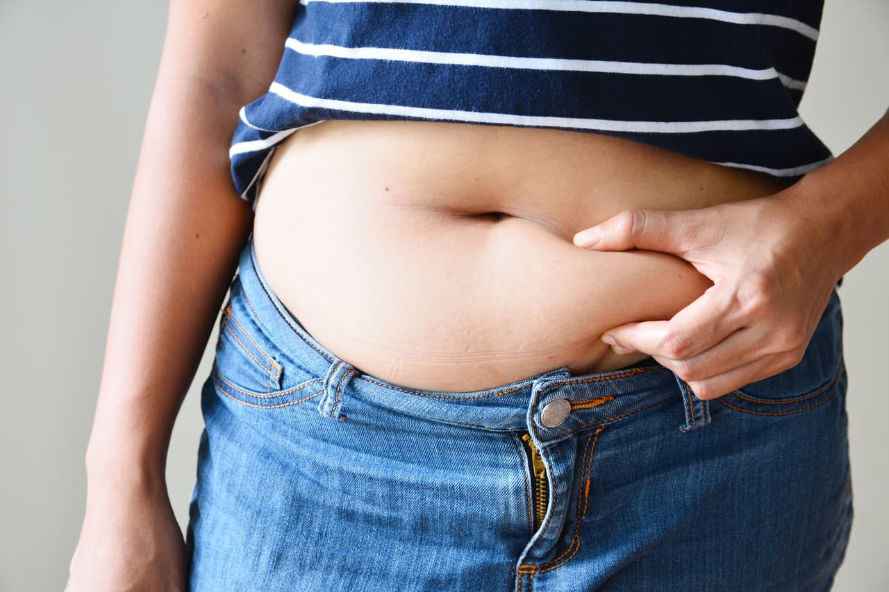 Pocas mujeres saben que 9 de cada 10 veces, el gordito de la cadera aparece porque cometemos errores en la moda, por eso: