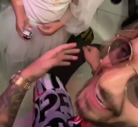 Pero no fue la única, otra fan, pero pequeñita, de 5 años, hasta anillo le llevó a Maluma, para casarse con él.
