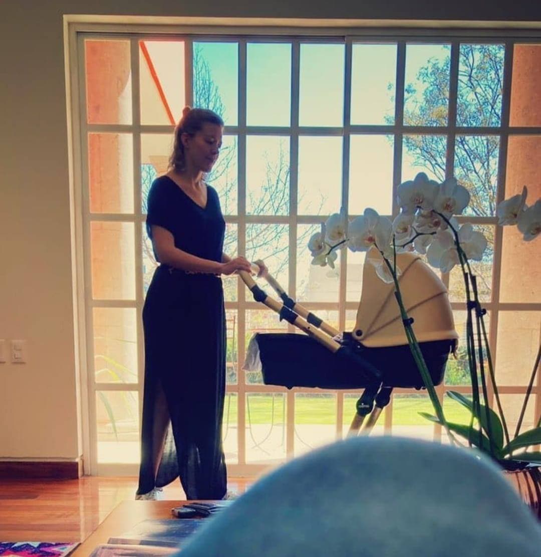 Fernanda Castillo se deja ver por primera vez de cuerpo entero.