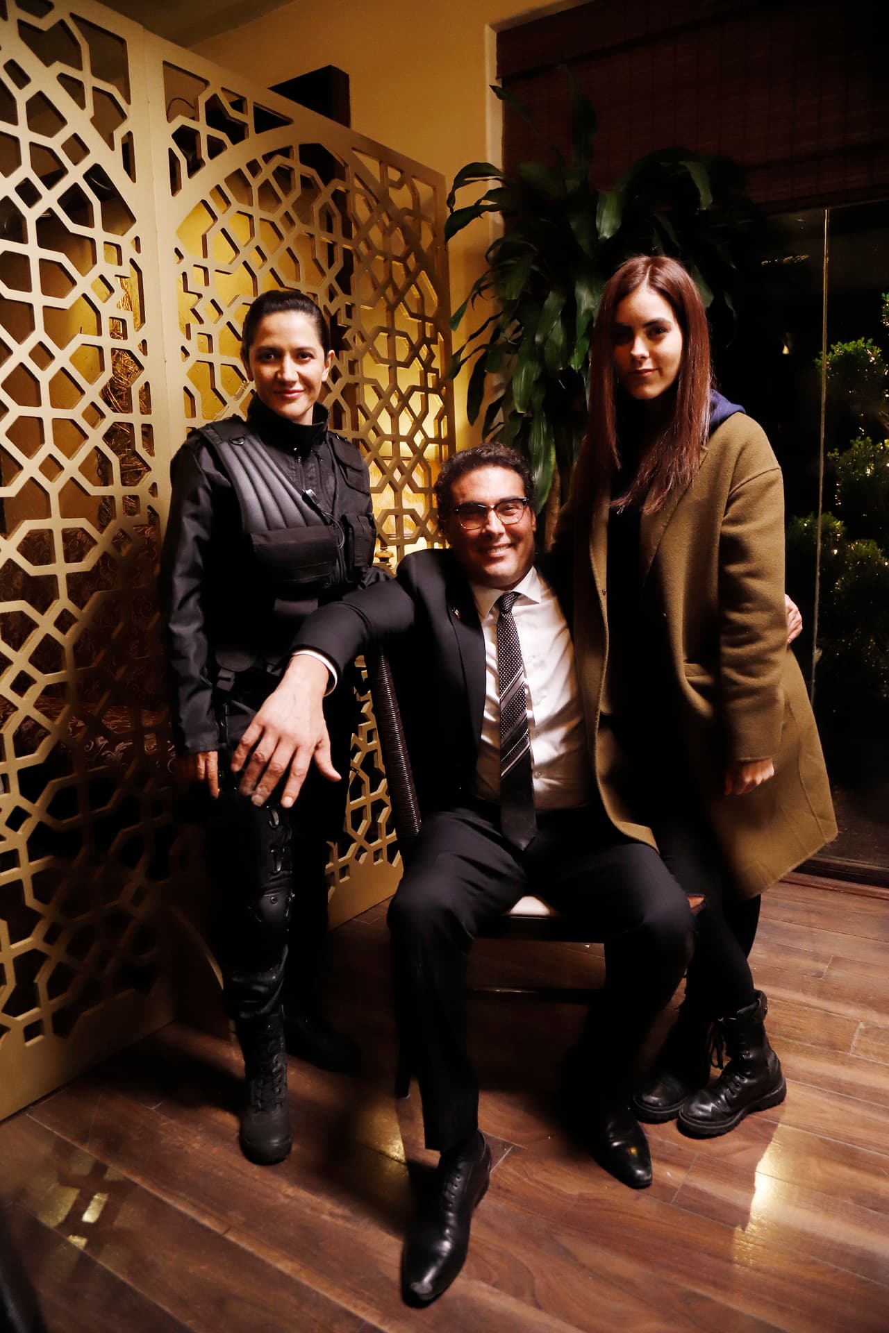 Perla Corona, Eduard Yáñez y Jackie Sauza se tomaron la foto del recuerdo al terminar de grabar la impactante escena.