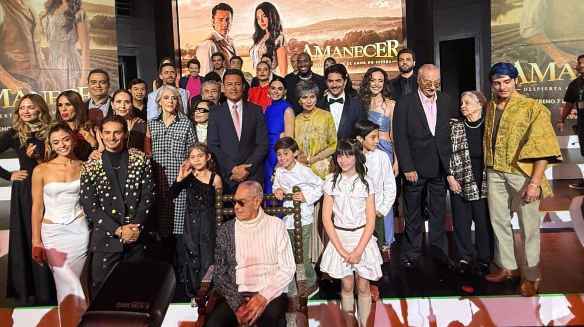 Todo el elenco de la telenovela posó para la prensa