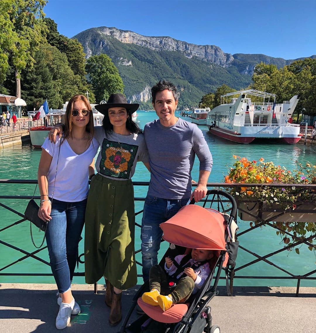 Mauricio tiene dos hijas: Lorenza y Kailani. Su primogénita es producto de su primer matrimonio con María José del Valle, una exitosa arquitecta. La joven aparece constantemente en las redes sociales de los actores, ya que tiene una buena relación con Aislinn.