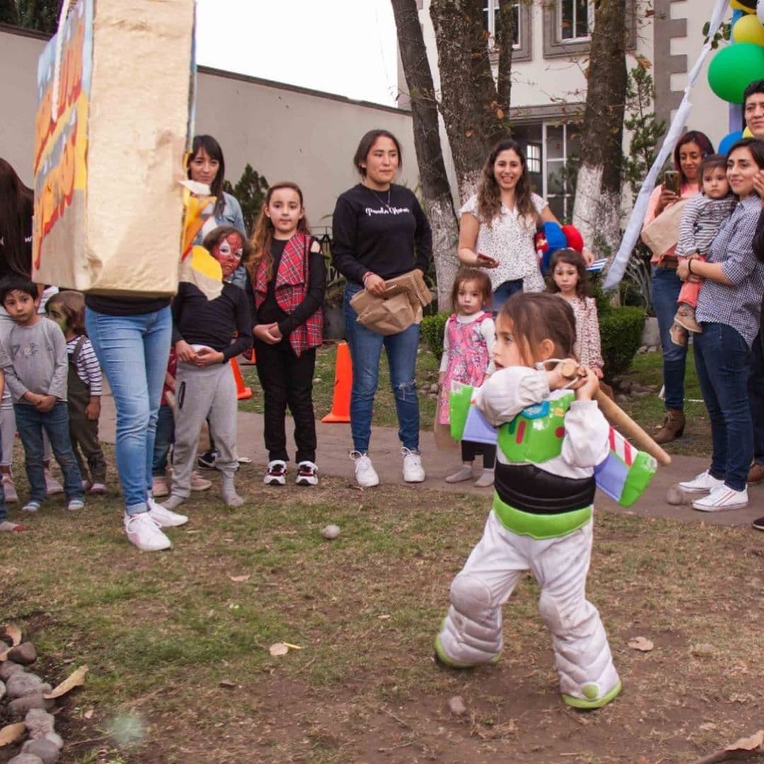 La piñata no podía faltar y Marcelo fue uno de los primeros en intentar romperla.