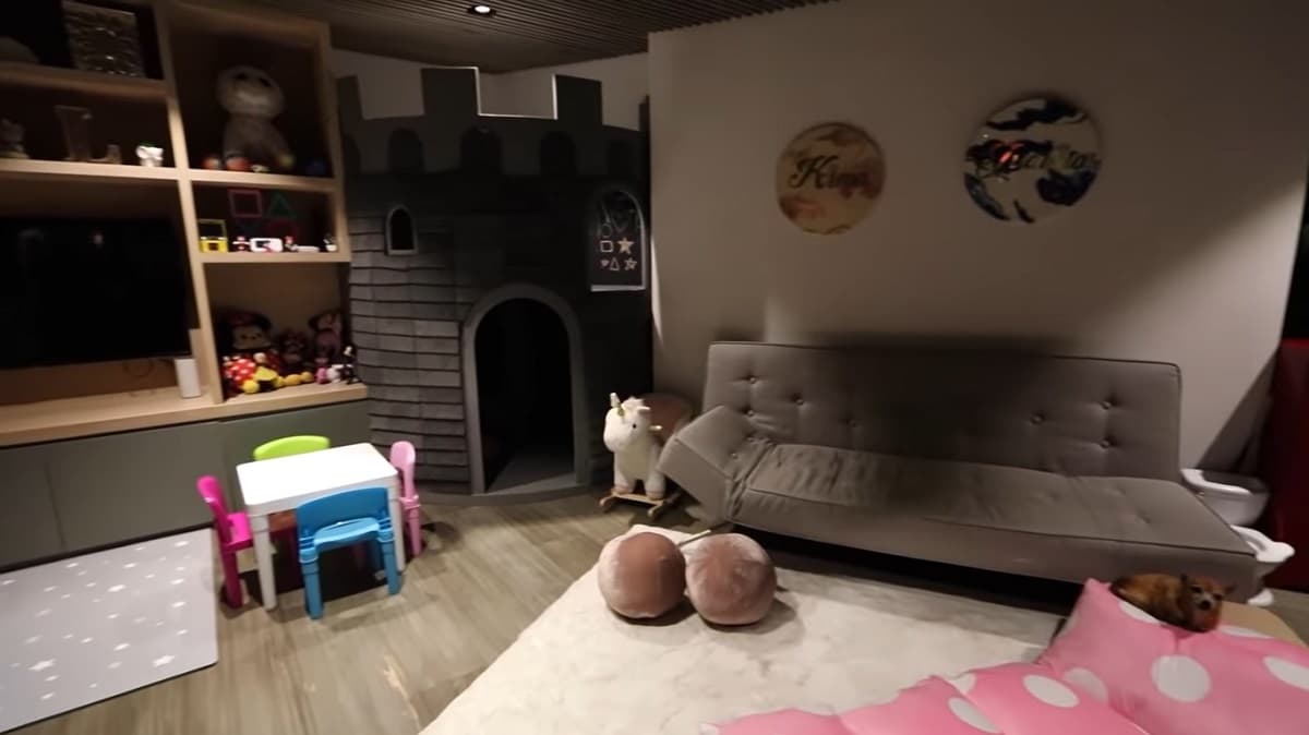 Además de tener acceso directo al jardín, la recámara cuenta con un castillo, en el que pueden jugar y dibujar en las paredes.