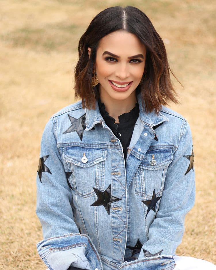 Fue a través de su cuenta oficial de Instagram donde la matriarca de la dinastía Capetillo Gaytán apareció con un espectacular look integrado por unos jeans blancos, botines color camello, camisa oscura y una chamarra de mezclilla con una serie de estrellas negras con la que dio el toque juvenil a su vestimenta.