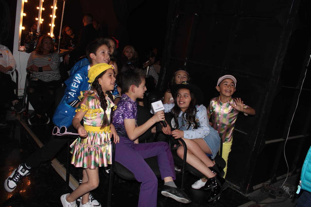 Los pequeños no dejaban de ver en las pantallas lo que ocurría en el escenario (y también hacían una que otra travesura)