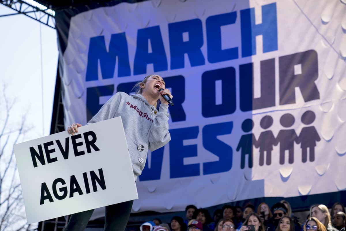 Miley Cyrus participa en la marcha para el control de armas
