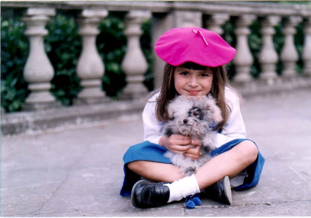 Daniela Aedo debutó en la televisión a los dos años en la telenovela Vivo por Elena, pero fue hasta 1999 que obtuvo su primer protagónico en Carita de Ángel. Tras este proyecto se suman títulos como Atrévete a Olvidarme (2000), ¡Vivan los Niños! (2001), Contra viento y marea (2004) y Mi pecado (2005).