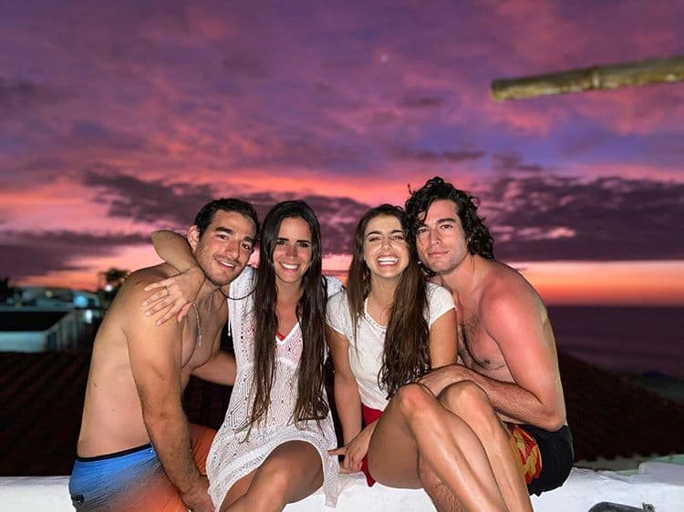 Leopoldo Carrera tiene un año menos que el actor, 30 años, y a través de su cuenta de Instagram se muestra como un amante de la naturaleza y administra la cuenta de su perrito Junona, un perro dóberman.
