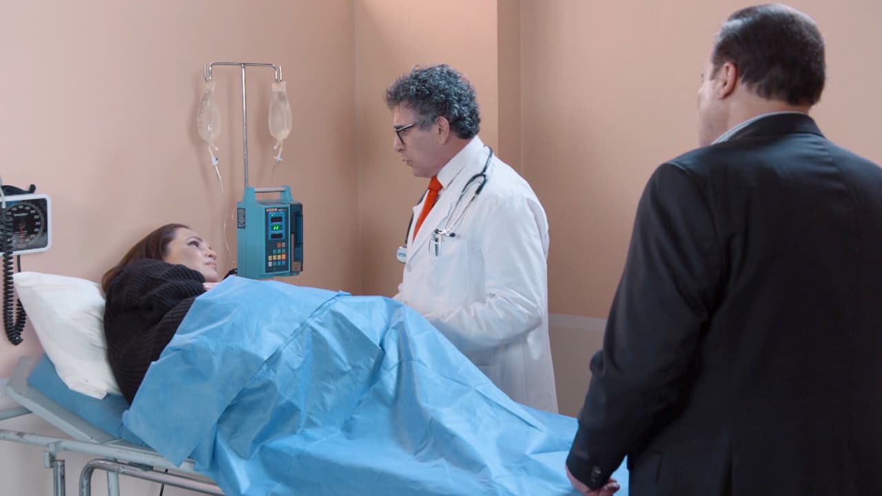 El doctor regaña a 'Inés' por no atenderse antes y debe ser llevada a unos estudios para determinar su padecimiento.