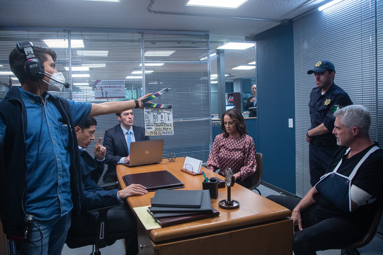 Aquí vemos al equipo de producción listo para grabar esta escena.
