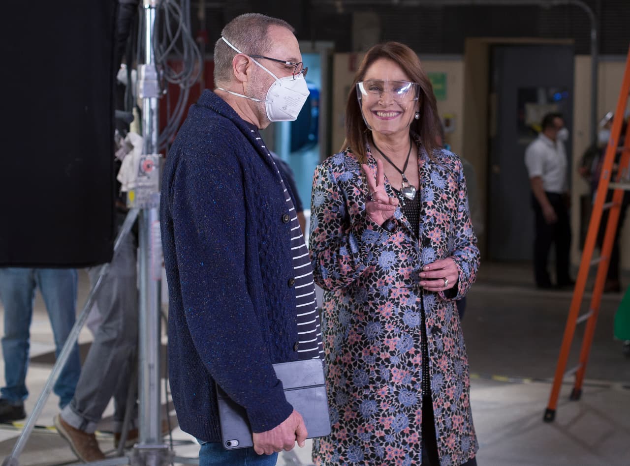 Por su parte, mientras el staff de esta producción terminaba de preparar el set, Daniela Romo y el director de escena Benjamín Cann repasaron los últimos detalles.