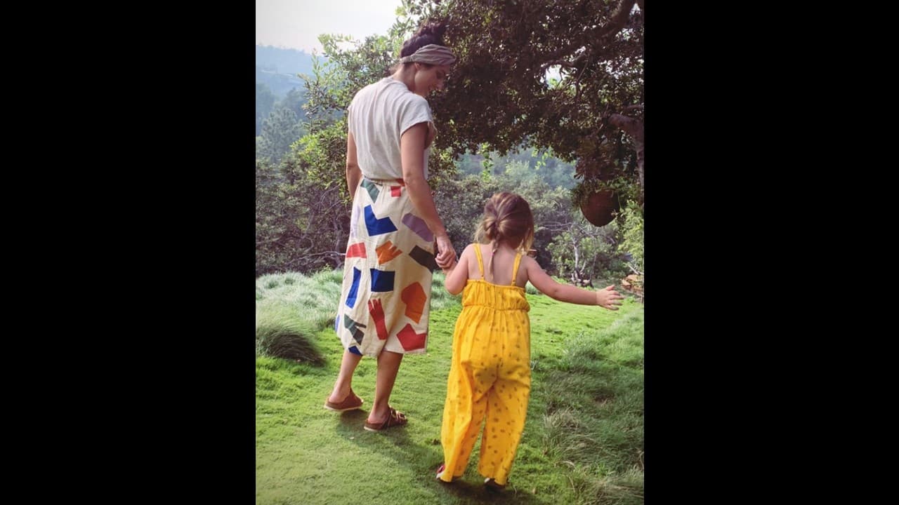 Fue a través de su cuenta oficial de Instagram que la protagonista de ‘La casa de las flores’ compartió varias imágenes en las que mostró cómo ha crecido su primogénita, quien lució un jumper color amarillo mientras disfrutaba de un día de campo este fin de semana.